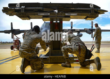 Staff Sgt Olin Smith und Flieger 1. Klasse Ryan Burtis Übergang eine laden-Erweiterung zu transportieren und inerte Munition zu erhöhen, während eines Wettkampfes Last 6. April 2015, Cannon Air Force Base, N.M. Crews fleißig gearbeitet, um ihre Fähigkeiten zu Kol Ben Maitre, 27. Special Operations Wing Commander, und Chief Master Sgt. Randy Scanlan, der 27. Sau Befehl Chef zu präsentieren , eine vorherige Waffen Truppe selbst, der unter den angesehenen Zuschauern waren und Bewerter während des Wettbewerbs zu präsentieren. Die Flieger sind der 27. Special Operations Wartung Geschwader AC-130 Bewaffnung Shop zugeordnet. Stockfoto