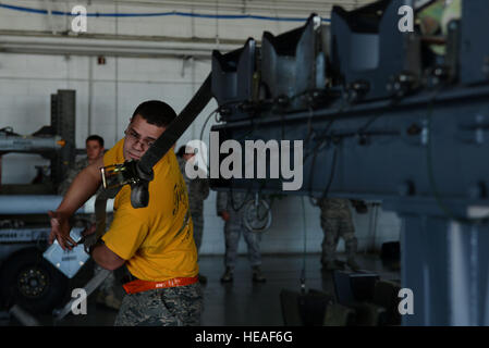 US Air Force Senior Airman Ryan Knapp, 20. Aircraft Maintenance Squadron, 79. Aircraft Maintenance Unit Load Crew-Mitglied, sichert einen Trailer während einer weapons-load-crew-of-the-quarter Wettbewerb auf Shaw Air Force Base, S.C., 8. April 2016. Die drei-Personen-Teams Rennen gegen die Uhr laden vier AIM-9 L/M-Raketen und 510 Patronen simulierten Ziel Praxis auf eine F - 16 CM Fighting Falcon.  Airman 1st Class Destinee Dougherty) Stockfoto