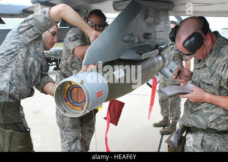 Personal Sgts. Jeffery J. Raine, links, und Marquay L. Cherry, beide Waffen-Lader mit der 177. Kämpfer-Flügel, New Jersey Air National Guard Sicherheitsdraht eine GBU-12 Paveway II, 500-Pfund lasergesteuerte Waffen während Last Team Crewchief techn. Sgt. Keith R. Williams seine technicial Bestellung während des jährlichen laden Crew-Wettbewerbs an der 177. am 12. Juni 2011 überprüft. Dies ist das 30. Jahr der Flügel der Wettbewerb durchgeführt hat.  Master Sergeant Mark C. Olsen) Stockfoto