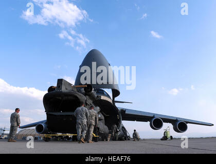 Soldaten aus dem 1. Bataillon, 228th Aviation Regiment und Flieger der 709 Airlift Squadron, 512 Air Wing, Dover Air Force Base Last ein CH-47 Chinook in einer C - 5M Super Galaxy für den Transport zurück nach Delaware. Soto Cano Air Base unterhält die einzige strategische Tag und Nacht, Allwetter-c-5 in der Lage, Flugplatz in der Region, die wesentlichen Vorgänge in Mittelamerika unterstützt. (Air Force Staff Sgt Eric Donner) Stockfoto