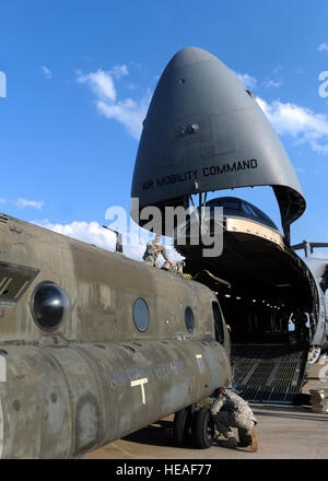 Soldaten aus dem 1. Bataillon, 228th Aviation Regiment und Flieger der 709 Airlift Squadron, 512 Air Wing, Dover Air Force Base Last ein CH-47 Chinook in einer C - 5M Super Galaxy für den Transport zurück nach Delaware. Soto Cano Air Base unterhält die einzige strategische Tag und Nacht, Allwetter-c-5 in der Lage, Flugplatz in der Region, die wesentlichen Vorgänge in Mittelamerika unterstützt. (Air Force Staff Sgt Eric Donner) Stockfoto