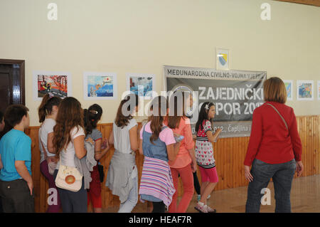 Kinder aus lokalen Grundschulen sehen ihre Kunstwerke in der Ausstellung der Grundschule Kunst hier 2. Juni 2012. Die bosnisch-herzegowinischen Militär eröffnet die Basis für die Öffentlichkeit, die lokale Gemeinschaft, die Fairness und Kameradschaft geteilt Widerstandsfähigkeit 2012 Sport am genießen zu lassen. Mehr als 500 Militärangehörige aus neun Nationen beteiligen sich an SR12, der jährliche US Joint Chiefs Of Staff gesponsert Übung 28 Mai - 8 Juni. Die Ziele der Übung sind Interoperabilität stärken, Ausbildung in Krise Antwort und Katastrophen-Management zu erleichtern und die Bereitschaft zu validieren Stockfoto