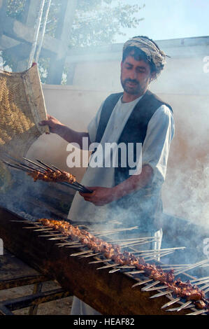 Ein lokaler Koch grillt Kabobs in Vorbereitung auf ein fest für die Mitglieder der Kapisa Provincial Reconstruction Team, lokalen Regierungsbeamten und Bewohner während der Eröffnungsfeierlichkeiten eines neuen Gerichtsgebäude Anlage im Nijrab Bezirk hier 13. November. Die neue Anlage besteht aus ein Justizzentrum, Wohnviertel, Generatorraum, Gefängnis Anlage, Wache Hütte und Toiletten. Das Gerichtsgebäude-Projekt soll die Regierung der islamischen Republik von Afghanistan zu unterstützen, indem den Menschen eine legitime Alternative zum Taliban Vigilante-Justiz-System. Die Mission von Kapisa PRT soll helfen Stockfoto