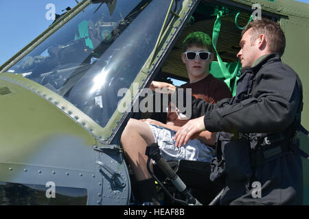 Ersten Lt. Shane, 36. Rettungsflug Pilot, lehrt der Air Force Junior ROTC Schüler von Charles Francis Adams High School in Clarkston, Washington, während eine Basis breit Tour 22. April 2015, bei Fairchild Air Force Base, Wash Enthalten Tourstopps am Aquatics Center für eine Wasser überleben Demonstration, SERE Schule für ein UH-1N Iroquois Hubschrauber statische Anzeige, Fallschirmspringen Demonstrationen und ein Besuch der Umweltlabor erfahren Sie weitere Möglichkeiten zu überleben, wenn gefangen genommen. Senior Airman Janelle Patiño) Stockfoto