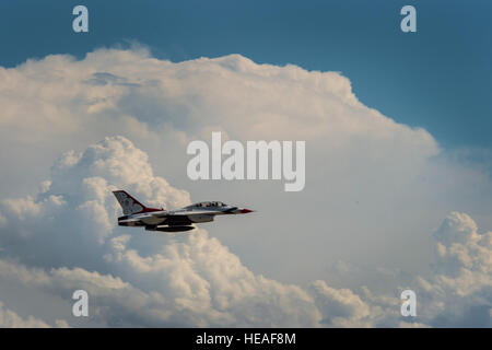 Chancey Williams und Major Scott Petz, US Air Force Thunderbirds #8 Piloten, ragen in den Himmel während eines Fluges Promi 24. Juli 2016, über Wyoming Air National Guard Base, Cheyenne, Wyoming Williams ist ein amerikanischer Countrymusik Singer-Songwriter und ein ehemaliger Sattel-Bronco-Fahrer aus Wyoming.  Staff Sergeant Christopher Ruano) Stockfoto