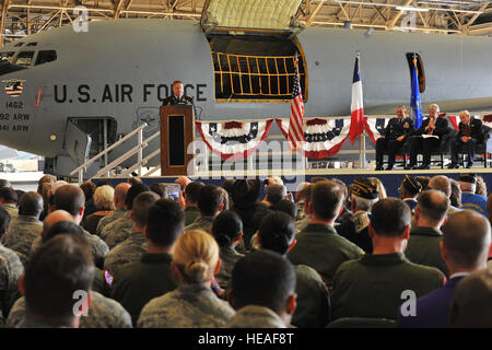 US Army Lt. Col. Jeffery Grimes spricht über seinen Onkel, US Air Force major Clarence Grimes am 25. Oktober 2013, Fairchild Air Force Base, Washington, Ruhestand, vor seinem Onkel die französische Legion Of Honor Medal verliehen wird. Die Medaille ist die höchste Auszeichnung der französischen Regierung und erhielt für Beiträge vor fast 70 Jahren zu verteidigen und zu bewahren die Unabhängigkeit von Frankreich.  Staff Sgt Veronica Montes Stockfoto