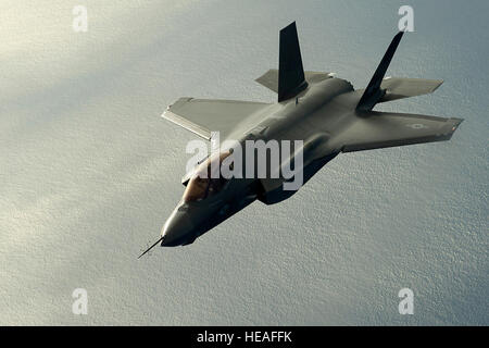 Eine f-35 Lightning II, erhält von der 461th Flight Test Squadron, Edwards Air Force Base, Kalifornien, Kraftstoff aus einer Boeing KC-135 Stratotanker vom 151. Luft Betankung Flügel, Utah Air National Guard, 22. Februar 2012. 151. Air Refueling Wing unterstützt regelmäßig den Flugbetrieb in den westlichen Vereinigten Staaten. Stockfoto