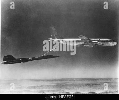 Ein Lockheed SR-71A Blackbird betankt während des Fluges mit einem KC-135A Tanker und demonstriert strategische Aufklärungs- und Luftbetankungsoperationen. Stockfoto