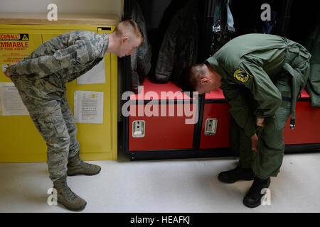 US Air Force Senior Airman Dakota Lujan, 419th Kämpfer-Flügel, unterstützt Generalmajor Jefferson S. Burton, Utah Nationalgarde Generaladjutant, mit seinem Flug Ausrüstung vor einem Flug in einer f-16 Fighting Falcon 12. April 2014 auf der Hill Air Force Base in Utah. Burton war Teile der Lone Survivor-Übung aus der Luft zu beobachten. Einzige Überlebende ist eine Übung mit Piloten und Soldaten aus der 419th Kämpfer-Flügel, 151. Air Refueling Wing und die 211. Aviation Group arbeiten zusammen, um eine Ähnlichkeit zu retten abgestürzten Piloten der f-16 Fighting Falcon in Utah Test- und Trainingsbereich.  Staff Sgt. Tim Chacón) Stockfoto