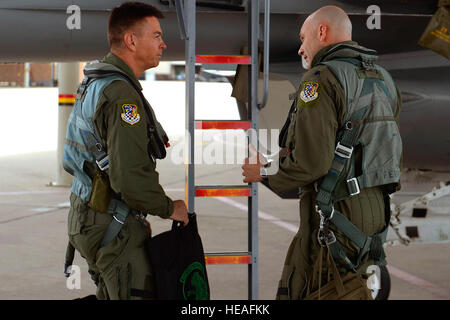 US Air Force Lieutenant Colonel Christopher Robinson (rechts), 419th Kämpfer-Flügel, briefs Generalmajor Jefferson S. Burton, Utah Nationalgarde Generaladjutant, vor einem Flug in einer f-16 Fighting Falcon 12. April 2014, auf der Hill Air Force Base in Utah. Burton war Teile der Lone Survivor-Übung aus der Luft zu beobachten. Einzige Überlebende ist eine Übung mit Piloten und Soldaten aus der 419th Kämpfer-Flügel, 151. Air Refueling Wing und die 211. Aviation Group arbeiten zusammen, um eine Ähnlichkeit zu retten abgestürzten Piloten der f-16 Fighting Falcon in Utah Test- und Trainingsbereich.  Staff Sgt. Tim Chacón) Stockfoto