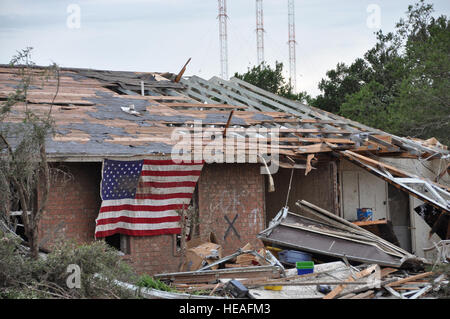 Eine USA-Flagge hängt von einem Haus verwüstet durch einen Tornado, der die Stadt Moore getroffen; 20. Mai Okla; 2013 in der Nähe von Tinker Air Force Base.  Major Jon Quinlan) Stockfoto