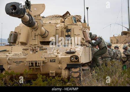 Flieger aus der 74. Fighter Squadron und der 23. Pflegegruppe sprechen mit Soldaten aus Alpha-Batterie, 2. Bataillon, 29. Feldartillerie, 1. US-Panzerdivision, über die Mission und die Fähigkeiten der M109A6 Paladin Haubitze während der Übung Eisen schlagen, 4. Dezember 2014, im Oro Grande Range Complex, Fort Bliss, Texas. Eisen schlagen integriert gepanzerte Einheiten, Artillerie-Einheiten und a-10 Flugzeuge für realistische gemeinsame Feuer und nahe Luft-Unterstützung-Ausführung. (Flieger 1. Klasse Ryan Callaghan Stockfoto