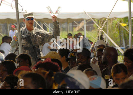 Louisiana Army National Gardist Pvt. Cody Crader der A Company, 3. Bataillon 156. Brigade verteilt Wasser an einem Lebensmittelgutscheine Verteilung Standort im Osten von New Orleans, Louisiana, L. Earl Gauthreaux J.C.L Center am 9. September 2008. Stockfoto