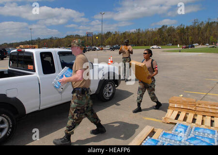 159. Kämpfer-Flügel, mit Sitz in New Orleans Louisiana Air National Guard-Truppen arbeiten einen "Point of Distribution" (POD) Standort in Napoleonville, LA am 5. September 2008.  Anwohner-Prozess durch die Site, Wasser, Lebensmittel, Eis und planen nach weit verbreitete Stromausfälle von Hurrikan Gustav auf 1. September 2008 erhalten. (MSgt Daniel Farrell), (veröffentlicht). Stockfoto