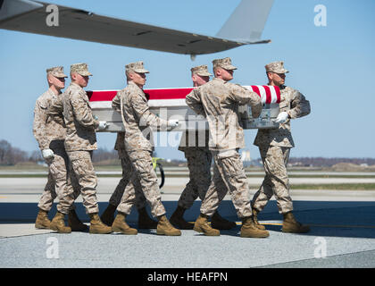 Ein US Marine Corps tragen Team Transfers die Überreste von Staff Sgt Louis F. Cardin von Temecula, Kalifornien, während eine würdige Übertragung 21. März 2016, auf der Dover Air Force Base, Del. Cardin, 2. Bataillon, 6. Marine Regiment, 26. Marine Expeditionary Unit Cap Lejeune, North Carolina Senior Airman Class Zachary Cacicia zugewiesen wurde) Stockfoto