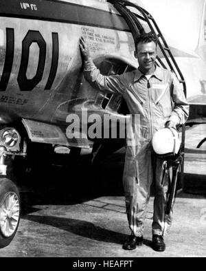 Sebille, Louis J. - Korea M1/Sebille, Louis J. / Pho/1 80505 A.C. - erste Medal Of Honor Award für Korean Air Action die Luftwaffe gab heute bekannt, dass die posthume Auszeichnung von der ersten Medal Of Honor für Luftwaffe Aktion in Korea zu großen Louis J. Sebille erzielt wurden gezeigt stehen Beseide und F-80 "Shooting Star" vor seinem Einsatz in Korea.  Die Medaille wird von Air Force Chief Of Staff, General Hoyt S. Vandenburg bei einem Festakt im März statt der Pilot Witwe, Frau Elizabeth J. Sebille, Chicago, Illinois, präsentiert Air Force Base, Riverside, Kalifornien, am 24. August.  Großen Stockfoto