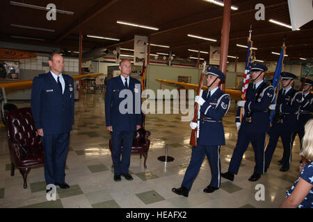 Freunde und Familie geehrt Oberstleutnant Brian Paddock in einer Abschiedsfeier 20. Juni 2015, an das Heritage Center, Travis Air Force Base, Kalifornien Der amtierende Offizier war Lieutenant Colonel Bill Westfahl. Paddock es 28 Jahre des Dienstes enthalten Bereitstellungen mit mehreren bekämpfen und gipfelte in der Air Force Reserve als Chef der Flügel Pläne für die 349. Air Mobility Wing.  Seine Bronzestern übergab der Kommandeur der 101. US-Luftlandedivision für außergewöhnlichen Service als forward Air Controller Air Force mit der Armee 3. Bataillon, 502. Infanterieregiment während der Operation Desert Storm.  Oberstleutnant Rob Stockfoto