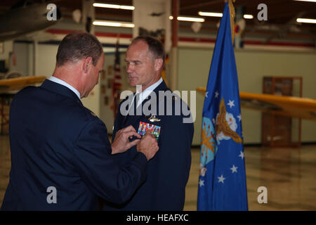 Freunde und Familie geehrt Oberstleutnant Brian Paddock in einer Abschiedsfeier 20. Juni 2015, an das Heritage Center, Travis Air Force Base, Kalifornien Der amtierende Offizier war Lieutenant Colonel Bill Westfahl. Paddock es 28 Jahre des Dienstes enthalten Bereitstellungen mit mehreren bekämpfen und gipfelte in der Air Force Reserve als Chef der Flügel Pläne für die 349. Air Mobility Wing.  Seine Bronzestern übergab der Kommandeur der 101. US-Luftlandedivision für außergewöhnlichen Service als forward Air Controller Air Force mit der Armee 3. Bataillon, 502. Infanterieregiment während der Operation Desert Storm.  Oberstleutnant Rob Stockfoto