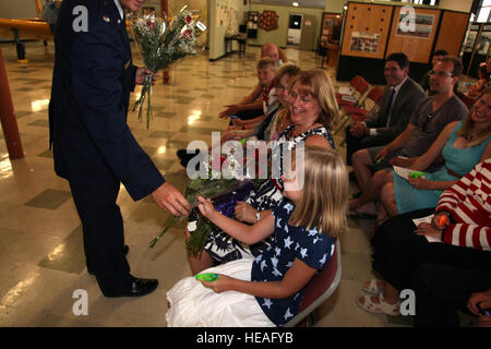 Freunde und Familie geehrt Oberstleutnant Brian Paddock in einer Abschiedsfeier 20. Juni 2015, an das Heritage Center, Travis Air Force Base, Kalifornien Der amtierende Offizier war Lieutenant Colonel Bill Westfahl. Paddock es 28 Jahre des Dienstes enthalten Bereitstellungen mit mehreren bekämpfen und gipfelte in der Air Force Reserve als Chef der Flügel Pläne für die 349. Air Mobility Wing. Seine Bronzestern übergab der Kommandeur der 101. US-Luftlandedivision für außergewöhnlichen Service als forward Air Controller Air Force mit der Armee 3. Bataillon, 502. Infanterieregiment während der Operation Desert Storm.  Oberstleutnant Robe Stockfoto