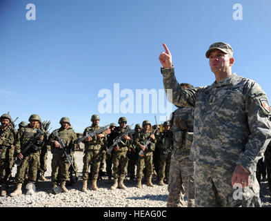 Generalleutnant William B. Caldwell IV, Recht, Commander, NATO Training Mission - Afghanistan (NTM-A), Schriftsätze Afghan National Army (ANA) Soldaten ein ANA-Camp in Kandahar, Afghanistan, 4. Januar 2010. Gen Bismillah Mohammadi, ANA Chef des Stabes, lud Generalleutnant Caldwell Treffen mit ANA und Koalitionstruppen auf verschiedenen ANA Beiträge in der gesamten Region. Beide Generäle erhielt Mission Updates und Feedback von ANA und Koalition zwingt auf Ausbildung, der Lebensqualität und der Bekämpfung des Terrorismus. Staff Sgt Larry E. Reid Jr., veröffentlicht) Stockfoto