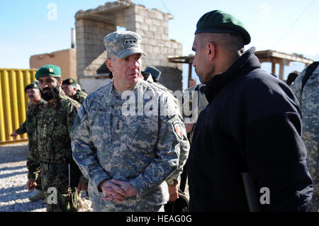 Generalleutnant William B. Caldwell IV, Zentrum, Commander, NATO Training Mission - Afghanistan (NTM-A) spricht mit Sgt. Major des Afghan National Army (ANA) Roshan Safi während eines Besuchs in einem ANA-Commando-Camp in Kandahar, Afghanistan, 4. Januar 2010. Gen Bismillah Mohammadi, ANA Chef des Stabes, lud Generalleutnant Caldwell Treffen mit ANA und Koalitionstruppen auf verschiedenen ANA Beiträge in der gesamten Region. Beide Generäle erhielt Mission Updates und Feedback von ANA und Koalition zwingt auf Ausbildung, der Lebensqualität und der Bekämpfung des Terrorismus. Staff Sgt Larry E. Reid Jr., veröffentlicht) Stockfoto