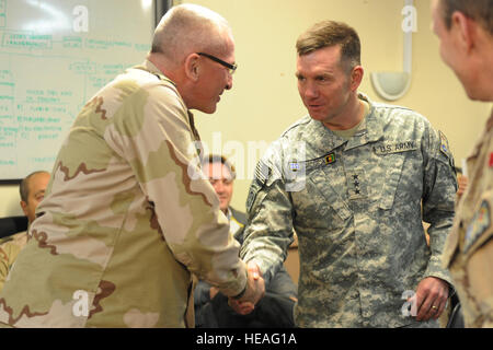 Generalleutnant William B. Caldwell, IV, Kommandierender general NATO Training Mission-Afghanistan (NTM-A), rechts, trifft sich mit Generalleutnant Hans Leijh, Direktor des Personals, Niederlande, links, bei einer Versammlung im Camp Eggers, Kabul am 3. Dezember 2009.  Fand ein Treffen auf der Mission von NTM-a Generalleutnant Leijh aktualisieren   Senior Airman Brian Ybarbo/released) Stockfoto