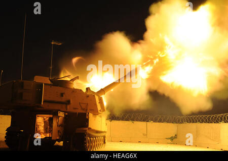 ALI-BASE, Irak - Oberst David Mansfield, 407th Air Expeditionary Gruppe Kommandant Brände eine Beleuchtung runden von einem M-109A6 Paladin selbst angetrieben Haubitze hier 20 Juni zur Unterstützung der irakischen Polizei patrouillieren Nasiriyah, Irak. Die Soldaten des 3-319th Airborne Field Artillerieregiment, 1st Brigade Combat Team, 82nd Airborne Division, unterstützen regelmäßig irakischen Polizei mit Beleuchtung zu helfen, die Stadt zu sichern. Oberst Mansfield war eine Tour, eine kurze Systemfähigkeit und die Möglichkeit, unter Aufsicht der Soldat, Feuer gegeben, damit er bessere Flieger über die "ausgehende Feuer" Miss informieren können Stockfoto