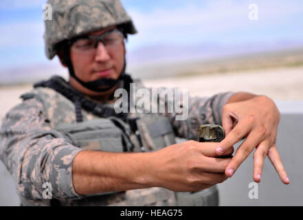 Techn. Sgt. Randall Disch, 99. Ground Combat Training Squadron Combat Arms Lehrer gibt die Sicherheitsnadel eine Splittergranate Waffenspektrum während Waffenspektrum Splittergranate Training Klasse 30. August 2014, bei Silber Flagge Alpha, Nevada. Dies ist das letzte Mal, das der Kurs in Silber Flagge stattfinden wird. Nächstes Jahr wird der Kurs mit der US-Armee in Fort Bliss, Texas konsolidiert werden.  Flieger 1. Klasse Christian Clausen Stockfoto