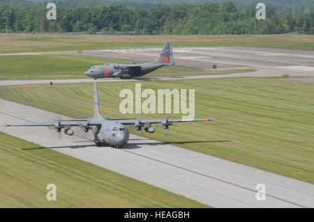 Die Flugzeugbesatzungen der 146th Air Expeditionary Group koordinieren sich mit Fluglotsen und Wartungsteams, um Feuerhemmer unter Verwendung von MAFFS-ausgerüsteten Flugzeugen während der Schulung zur Brandbekämpfung in den USA zu liefern Stockfoto