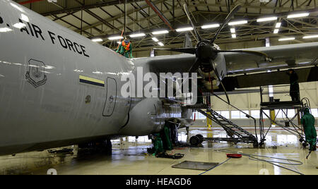 86. Wartung Geschwader Flieger Waschen einer C-130J Super Hercules vor einer c-2 zeitgleich (ISO) Untersuchung 4. Januar 2016, auf der Ramstein Air Base, Deutschland. Diese Untersuchung ist die 14. und letzte c-2 ISO-Inspektion für die 86th Airlift Wing bis 2020. C-2 ISO Inspektionen dauern ca. zwei Wochen. Staff Sgt Timothy Moore) Stockfoto