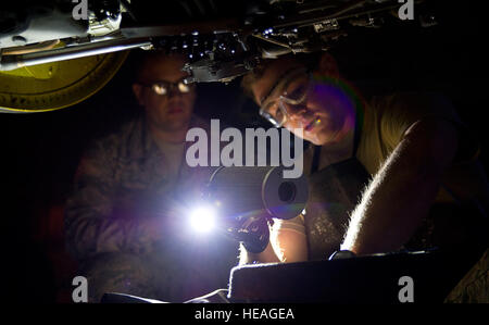 Staff Sgt Richard Baker, 22. Aircraft Maintenance Squadron Jet-Truppe, untersucht einen Kraftstofffilter, 31. März 2014, McConnell Air Force Base, kan Baker erklärt, wie man den Kraftstoff-Filter auf einem KC-135 Stratotanker Motor auf mehrere neuere Flieger während einer Inspektion zu ändern. Airman 1st Class Victor J. Caputo) Stockfoto