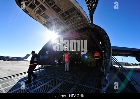 IBERISCHEN Halbinsel – Auftragnehmer der US Army und US Air Force Piloten aus dem 436th Luftbrücke Flügel, Dover Air Force Base, Del., sichere drei US Armee UH - 60 L Black Hawk Hubschrauber an Bord einer C - 5M Super Galaxy an einen ungenannten Inszenierungunterseite nach dem Laden sie für den Transport nach Afghanistan, 7. Februar 2013. Die Bewegung war Teil eines US Transportation Command intermodalen Austausches von Flugzeugen und Ausrüstung gehören zwei US Army Combat Aviation Brigaden zur Unterstützung der Operation Enduring Freedom.  Techn. Sgt. Parker Gyokeres) Stockfoto