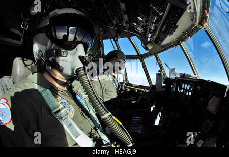 Major Bryan Elsworth und Kapitän Erik Srokowski nähern sich der Südpol, Antarktis, 26 November in ihren LC-130 Hercules während der Operation Deep Freeze. Ski-ausgestattet, LC-130 s, Besatzungen und Support Personal aus der New York Air National Guard 109. Airlift Wing unterstützen die 13. Luftwaffe geleitete gemeinsame Task Force unterstützen Kräfte Antarktis, Operation Deep Freeze. Operation Deep Freeze ist ein einzigartiges Joint und Gesamt-Kraft-Mission, die unterstützt hat, die National Science Foundation und US Antarctic Program, das im Jahre 1955 begann. Techn. Sgt. Shane A. Cuomo) Stockfoto