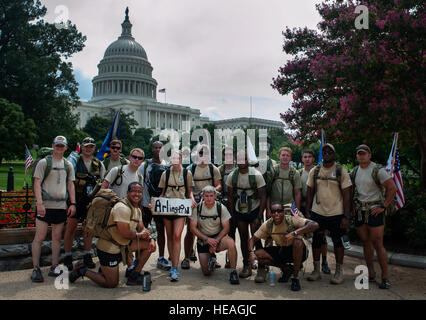 Die Flieger von "Delta-Flug" von der 13. Air Support Operations Squadron, Fort Carson, Colorado, Pose für ein Gruppenfoto nach dem Kapitol in Washington, 8. August 2013 erreichen. Die "DG" 140 ist eine 140-Meile Memorial Ruck aus der Unfallversicherung Auffanglager auf der Dover Air Force Base, Generalmajor David Gray Grabstein auf dem Arlington National Cemetery, Aug 4-8. März. Gray wurde in Aktion außerhalb combat Outpost Fiaz getötet und wurde posthum verliehen, die Medaille Bronze Star und Purple Heart.  Senior Airman Carlin Leslie) Stockfoto