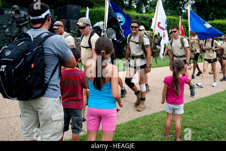 Familienmitglieder unterstützen das Personal der Air Force bei einem 140 km langen gedenkmarsch von der Dover Air Force Base zum Arlington National Cemetery. Die Veranstaltung ehrt ein gefallenes Dienstmitglied und gedenkt an den Militärdienst und die Opfer. Stockfoto