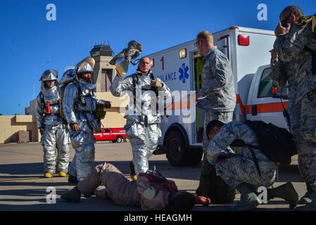 Sanitäter mit der 27. Special Operations Medical Group gelten simulierte Verletzungen für große Unfall Antwort Übung freiwillige 10. Mai 2016 auf Cannon Air Force Base, N.M. Die Übung testet Cannons first Responder auf ihre Bereitschaft für ein Flugzeug Notfall. Stockfoto