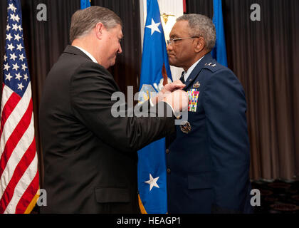 US Air Force Generalmajor Alfred Flowers schied aus dem aktiven Dienst nach 46 Jahren Dienst im Rahmen einer Feierstunde am Joint Base Anacostia Bolling, Washington, D.C., am 16. November 2011. Sekretär des Air Force Michael Donley leitete die Zeremonie.  Jim Varhegyi) Stockfoto