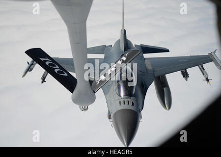 Ein US-Air Force f-16 Fighting Falcon fliegt in Richtung der Boom-Pod von einer KC-135 Stratotanker zugewiesen, die 351st Expeditionary Luft tanken Squadron-Polen 13. Juni 2014, während einer Mission Baltic Operations Übung über Deutschland. Die Übung BALTOPS bietet die Möglichkeit für das Personal der teilnehmenden Nationen in realistische Ausbildung Erfahrung, Teamarbeit und stärken Interoperabilität während der Arbeit auf gemeinsame Ziele engagieren. Airman 1st Class Kyla Gifford Stockfoto