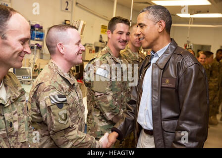 Kapitän Keith Manry, Kaplan, schüttelt Hände mit Präsident Barack Obama an Craig Joint Theater Hospital, Bagram Air Field, Afghanistan. Manry zusammen mit Gruppe von 25 anderen Service, den Mitgliedern ausgewählt wurden, um den Präsidenten an einem Memorial Day Wochenende besuchen im Jahr 2014. Manry ist die 341. Missile Wing Malmstrom Air Force Base, Mont zugeordnet und erhielt vor kurzem die Air Force Chaplain Corps Unternehmen Grade Officer Kaplan des Jahres 2014. Stockfoto