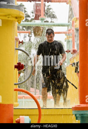 Jeff Rogers, Largo Police Department Eckzahn Handler, vertraut seinem Partner Fritz, mit dem Wasser vor dem Start des Wassers Ausbildung 15. Oktober 2013 in Tampa, Florida Diese Ausbildung ermöglicht die Hunden sicher kontrollierte Aggression in Wasser eingebracht werden.  Senior Airman Melanie Bülow-Kelly Stockfoto