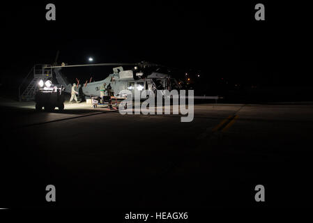 Flieger aus der 723rd Aircraft Maintenance Squadron bereiten ein HH - 60G Pave Hawk für eine kurzfristige Bereitstellung Übung 28. Januar 2015, Moody Air Force Base, Ga.  Neben den 723rd AMXS nahm die 38. und 41. Rettung Geschwader bei der Ausübung sowie.  Flieger 1. Klasse Dillian Bamman Stockfoto