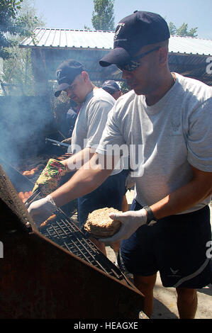 Techn. Sgt. Brian Keller Griffin und Captain Leonard Lujan Grillen Gören und Burger tagsüber jährliche 376th Air Expeditionary Wing gehosteten Botschaft Familie, 23. Mai 2009, Manas Air Base, Kirgisistan. State Department und kirgisischen Mitarbeiter der amerikanischen Botschaft teilte Kameradschaft und Spaß mit Flügel-Mitglieder bei einem Softball-Spiel, Picknick und Basis-Tour durch die 376th AEW aufsetzen. Besucher haben auch Demonstrationen durch die explosive Ordnance Entsorgung Flug und militärischer Arbeitshund Team. Sergeant Keller Griffin 376th Expeditionary Logistik Bereitschaft Geschwader zugewiesen und wird bereitgestellt von Yokota AB, Stockfoto