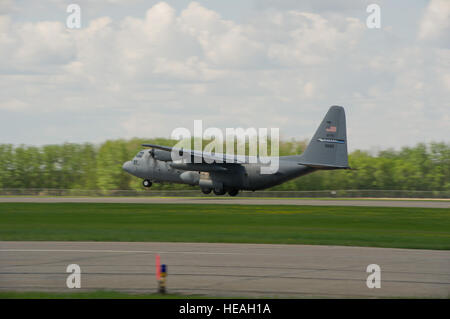 Eine C-130H Hercules vom 914. Airlift Wing, Niagara Falls Air Reserve Station, New York, startet am 30. Mai 2014 während der Maple Flag 47 in Edmonton/Cold Lake, Alberta, Kanada. eine internationale Übung zur Verbesserung der Interoperabilität von C-130-Flugbesatzung und -Instandhaltung bei simulierten Kampfhandlungen. Stockfoto