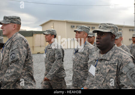 Staff Sgt Willie Jones marschiert seine Mannschaft zurück aus dem Essbereich im Manas Air Base, Kirgisistan, 16 Mai. Sergeant Jones ist ein Squad-Leader aus der 118. Military Police Company (Airborne) in Fort Bragg, N.C., und stammt aus Memphis, Tenn. Seine Einheit und andere sind bereit, um die wieder erstarkten Taliban zu bekämpfen. Master Sergeant Charles M. Wade) Stockfoto