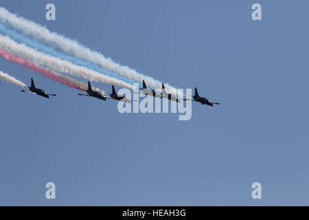 Teammitglieder Patrioten Jet fliegen in Formation über die Flug-Linie im März Air Reserve Base während der 2016 März Feld AirFest am 16. April 2016. Das größte zivile-prozentige Kunstflug Jet Team mit Sitz in Byron, Kalifornien, hat in mehr als 1500 Airshows durchgeführt und umfasst ehemalige Mitglieder der US Air Force Thunderbirds, US Navy Blue Angels und der Royal Canadian Air Force Snowbirds.     Senior Airman Russell S. McMillan) Stockfoto