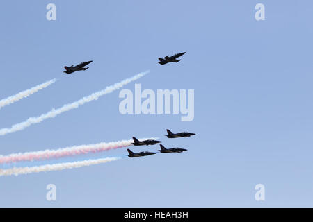 Zwei Mitglieder des Patrioten Jet Teams brechen Bildung über die Flug-Linie im März Air Reserve Base während der 2016 März Feld AirFest am 16. April 2016. Das größte zivile-prozentige Kunstflug Jet Team mit Sitz in Byron, Kalifornien, hat in mehr als 1500 Airshows durchgeführt und umfasst ehemalige Mitglieder der US Air Force Thunderbirds, US Navy Blue Angels und der Royal Canadian Air Force Snowbirds.     Senior Airman Russell S. McMillan) Stockfoto