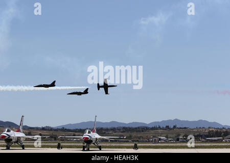 Mitglieder des Patrioten Jet Teams Manöver über der Flightline am März Air Reserve Base während der 2016 März Feld AirFest am 16. April 2016. Das größte zivile-prozentige Kunstflug Jet Team mit Sitz in Byron, Kalifornien, hat in mehr als 1.500 Airshows durchgeführt und umfasst ehemalige Mitglieder der US Air Force Thunderbirds, US Navy Blue Angels und der Royal Canadian Air Force Snowbirds.     Senior Airman Russell S. McMillan) Stockfoto