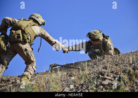 US-Marines arbeiten zusammen, um in eine defensive kämpfende Position während einer Botschaft Verstärkung Übung auf einem Truppenübungsplatz in der Nähe von Camp Lemonier, Dschibuti, 26. Oktober 2013 bekommen. Der 13. Marine Expeditionary Unit Battalion Landing Team 1/4, durchgeführt Aufruhr Kontrolle und Schutz während des Training-Szenarios zu erzwingen. Der 13. MEU ist mit der Boxer amphibische bereit Gruppe als ein Theater Reserve und Krise-Reaktionskräfte u. a. unterstützende kombiniert Joint Task Force-Horn von Afrika eingesetzt.  Techn. Sgt Chad Thompson) Stockfoto