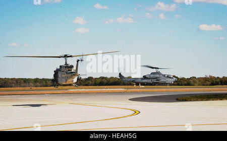 Piloten mit dem Licht Angriff Hubschrauber-Geschwader 773 Fly Hubschrauber UH-1N Iroquois und AH-1W Super Cobra Hubschrauber zur Unterstützung während einer gemeinsamen taktischen Recovery Flugzeugen und Personal ausüben, Okt. 15, hier statt. Die Irokesen Crew Chiefs vorgesehen MG-Feuer, während die Super Cobra-Hubschrauberpiloten Raketen verwendet, um die feindlichen Kräfte zurück zu halten. Die Ausübung der gemeinsamen TRAP getestet die Reservisten Möglichkeit zum Wiederherstellen von abgestürzten Besatzungsmitglieder hinter den feindlichen Linien. Stockfoto