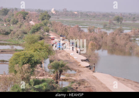 Da Hochwasser in einigen Gebieten der Provinz Sindh noch und ausgewaschene Straßen machen die Verteilung der Entlastung Versorgungsmaterialien über Bodentransport schwierig, US Marinekorps Hubschrauber weiter fliegen Missionen, World Food Programme Hilfe Vertriebsstandorte in der Nähe von Pano Aqil Cantonment, Pakistan. Das US Marine Corps 15. und 26. Marine Expeditionary Units haben Betrieb CH-46 Sea Knight und CH-53 Super Stallion-Hubschrauber in der Provinz Sindh seit Anfang September bringt Erleichterung für diejenigen in Not liefert. Seit 5. August haben US-Militärhubschrauber mehr als 12 Millionen transportiert. Stockfoto